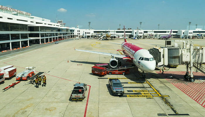 ドンムアン空港バンコクのエアアジアの飛行機